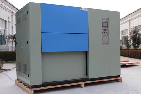 Thermal shock test chamber with sliding door