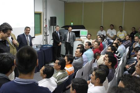 The DEK and Interlatin teams share productivity-enhancing technologies with customers throughout the Mexican region. 