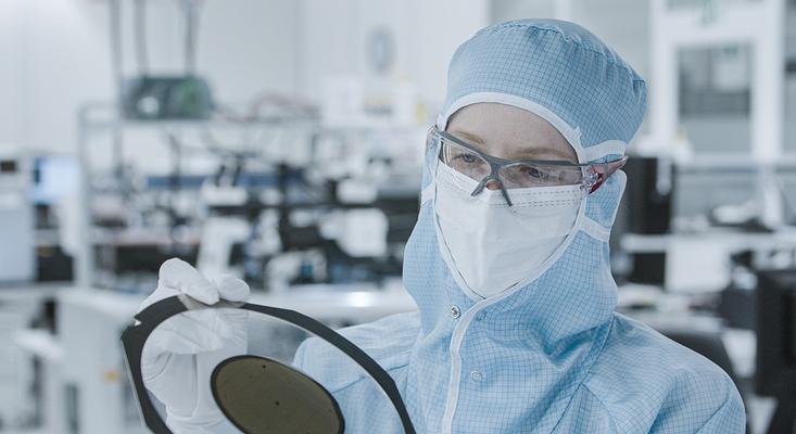 State-of-the-art clean-room production at TRUMPF Photonic Components (Copyright: TRUMPF)